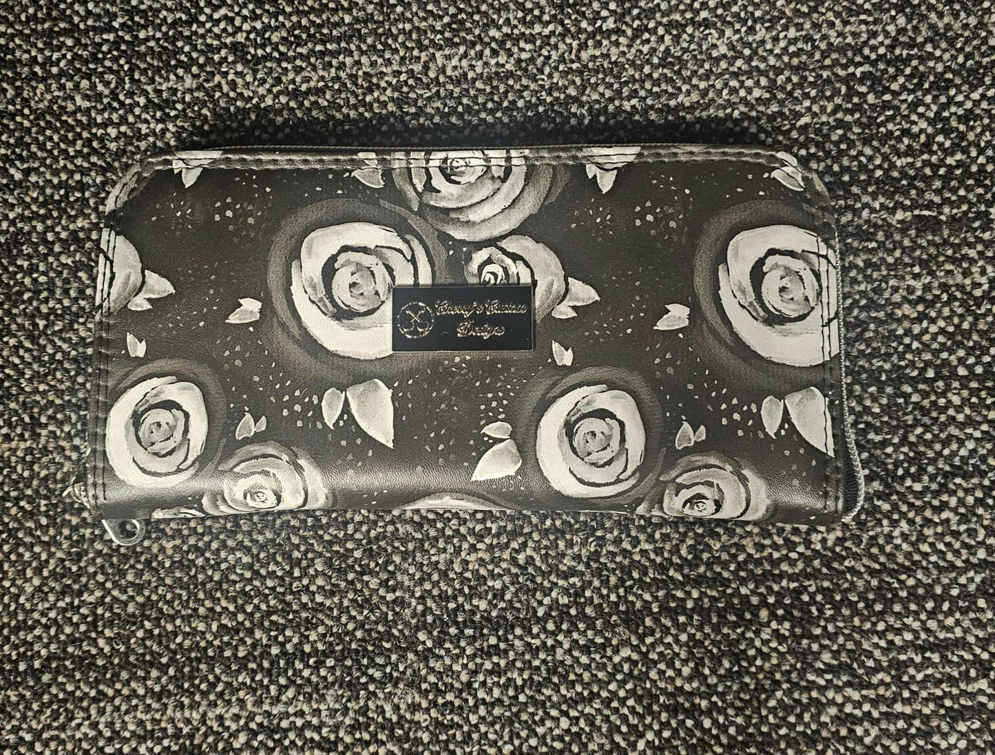 Black and White Roses Classic Zip Around Wallet