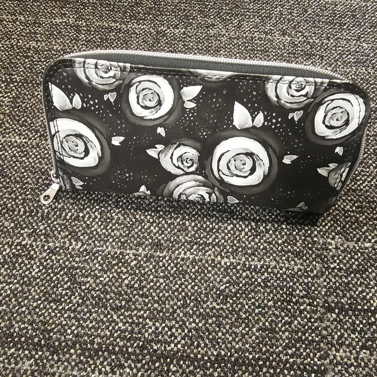Black and White Roses Classic Zip Around Wallet